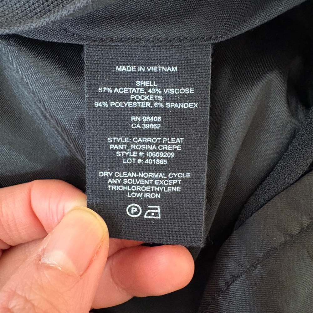Theory Carrot Pleat pant in Rosina Crepe black 0 (but fits like 2) - Picture 10 of 16